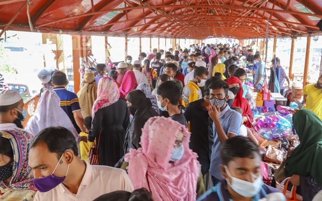 People crowding Dhaka's New Market area after the government decided to allow stores and shopping malls to remain open during the ongoing coronavirus-induced lockdown, subject to compliance with 