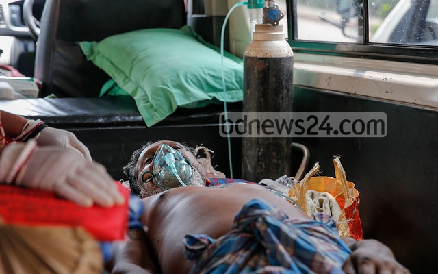Gurucharan Sarker, a resident of Dhaka's Meradia, had undergone treatment at a private hospital in Banasree for the last three days after contracting the coronavirus. He was moved to Mugda General Hospital after his condition deteriorated on Saturday, Apr 10, 2021. Photo: Mahmud Zaman Ovi